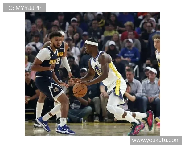 勇士队在季前赛中绝杀掘金队展现强大实力与团队默契